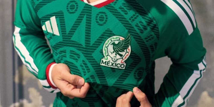 Uso de la Piedra del Sol en la nueva playera de México.