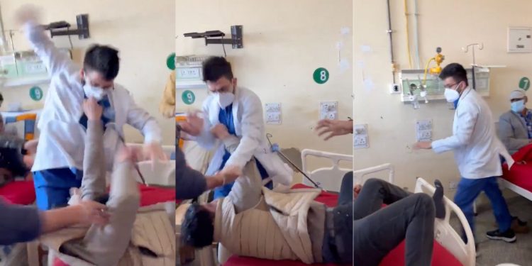 Médico residente golpea brutalmente a paciente en camilla durante consulta en la India