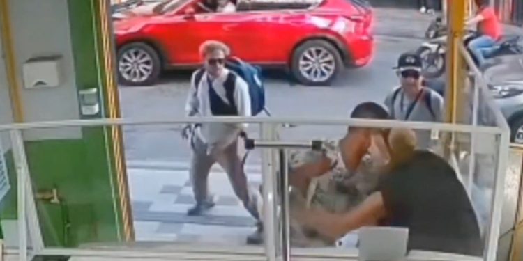 Mujer enfrenta al asaltante que la amagó con cuchillo en una lavandería