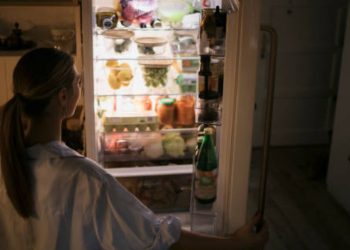 Mujer muere aplastada por su refrigerador en España