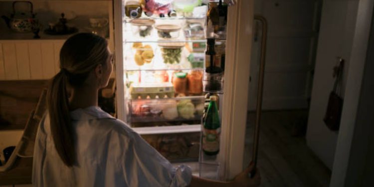 Mujer muere aplastada por su refrigerador en España