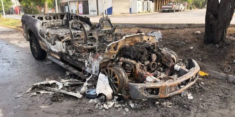 Queman camioneta de vendedor de Tostitos con ceviche en Monterrey