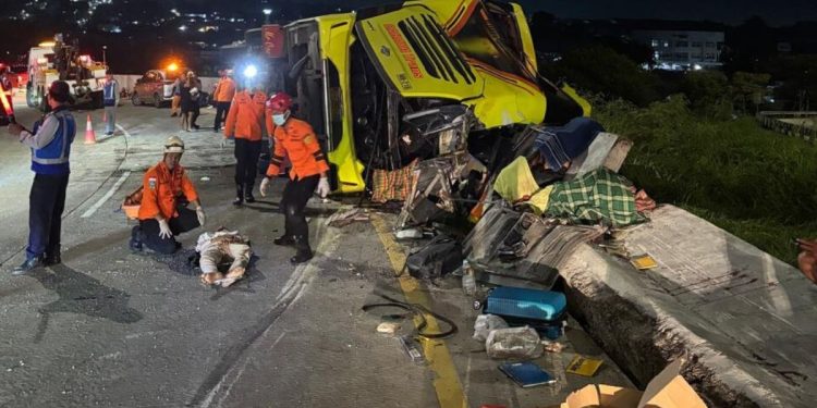 ¡Tragedia en Indonesia! Choque de autobús deja 16 muertos y 18 heridos en la provincia de Java