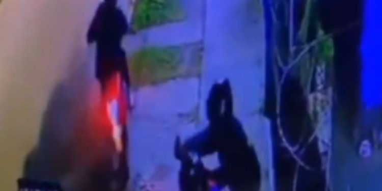 VIDEO: Víctima arrebata arma a ladrón en pleno asalto y lo balea