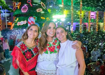 Ana Paty Peralta asistió a la encendido del Árbol y la apertura de las Villas “Dulce Navidad en Villa Chetumal”