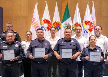 Ana Paty Peralta entrega 20 estímulos para elementos del programa “Transformación policial. Apoyo adicional al retiro”.