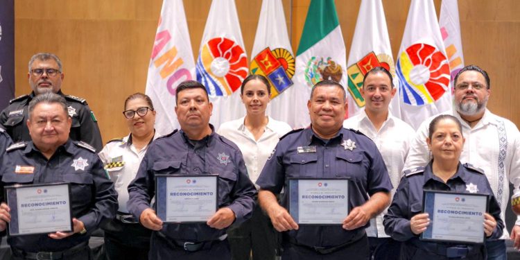 Ana Paty Peralta entrega 20 estímulos para elementos del programa “Transformación policial. Apoyo adicional al retiro”.