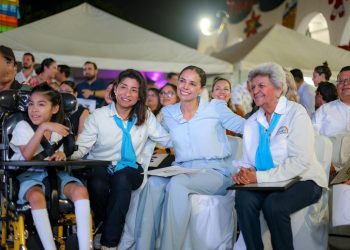 Ana Paty Peralta, encabezó la “Subasta CAM” en la Plaza de la Reforma