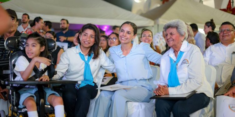 Ana Paty Peralta, encabezó la “Subasta CAM” en la Plaza de la Reforma
