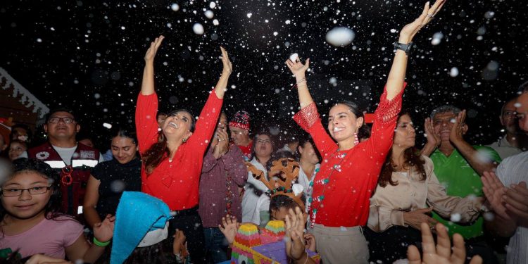 Ana Paty Peralta y la Gobernadora Mara Lezama iluminaron la villa navideña de la Supermanzana 95
