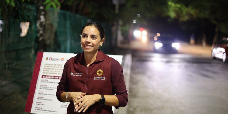 Ana Paty Peralta, inicia obra de la construcción del sendero seguro en la calle 45-A entre calle 82 y avenida 20 de noviembre en la Supermanzana 77