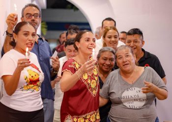 Ana Paty Peralta encabeza la “Verbena Cancunense” en el Palacio Municipal