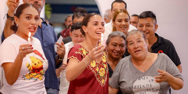 Ana Paty Peralta encabeza la “Verbena Cancunense” en el Palacio Municipal