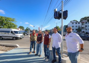Ana Paty Peralta supervisa la red de semáforos, sobre la Avenida La Luna con Avenida Kohunlich