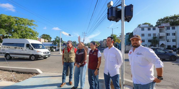 Ana Paty Peralta supervisa la red de semáforos, sobre la Avenida La Luna con Avenida Kohunlich
