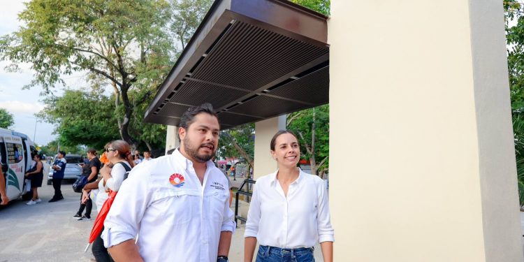 Ana Paty Peralta, supervisó obras de renovación de dos paraderos de la Avenida Tulum