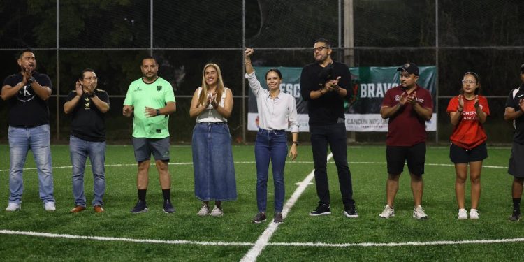 Ana Paty Peralta, inauguró la cancha de pasto sintético en la Supermanzana 21