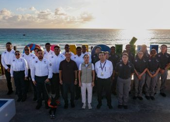 Ana Paty Peralta entrega uniformes a guardavidas en Playas de Cancún