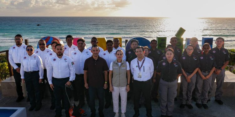 Ana Paty Peralta entrega uniformes a guardavidas en Playas de Cancún
