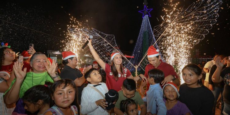 Ana Paty Peralta, iluminó la Villa Navideña de la Supermanzana 259