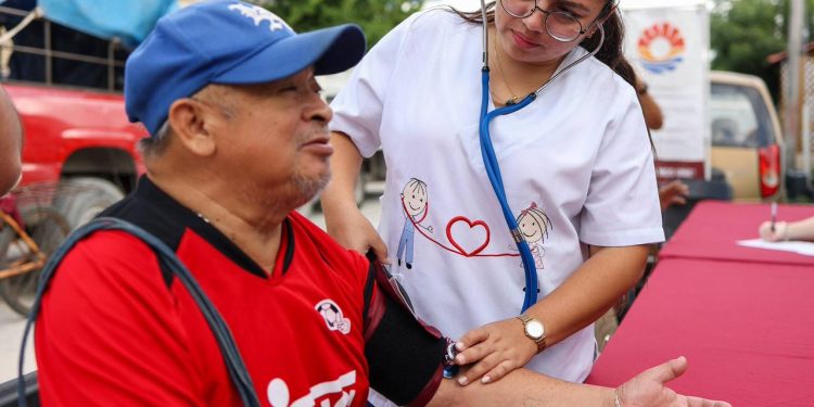 Realizan Brigada Integral de Salud en el tianguis de la Supermanzana 102 de Cancún