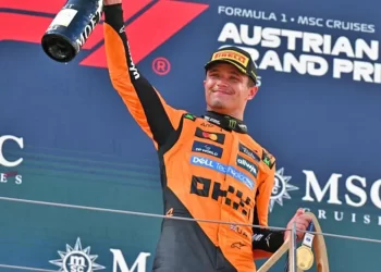 Lando Norris celebrando su primer campeonato de Fórmula 1