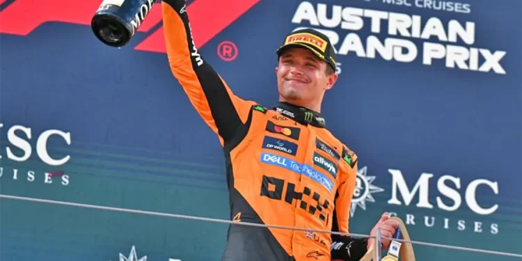 Lando Norris celebrando su primer campeonato de Fórmula 1
