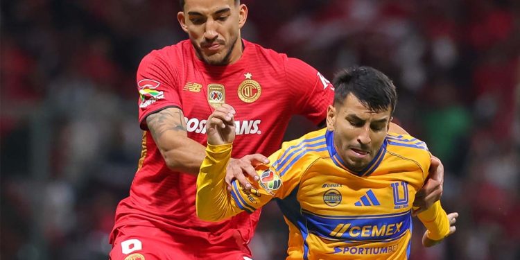 Tigres aprovecha error del Toluca en la final de ida.