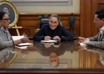 La presidenta Sheinbaum contacta al papa León XIV y propone visita a México