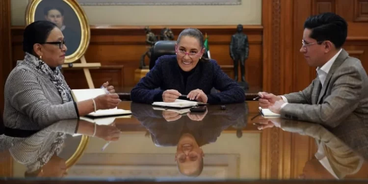 La presidenta Sheinbaum contacta al papa León XIV y propone visita a México