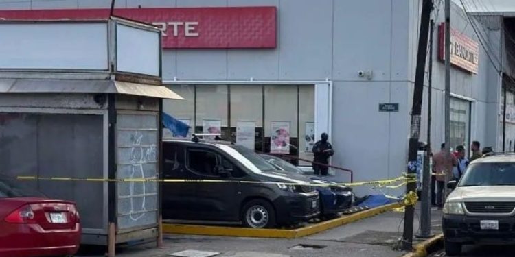 Matan a escolta retirado de la Marina tras asalto bancario en Veracruz