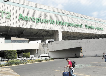 Piloto secuestra avión AICM en protesta laboral