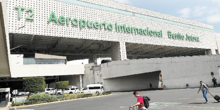 Piloto secuestra avión AICM en protesta laboral