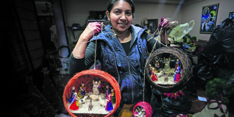 Adornos navideños de maíz y palma en Neza