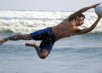 Jorge Campos entrena hijo en playas Acapulco
