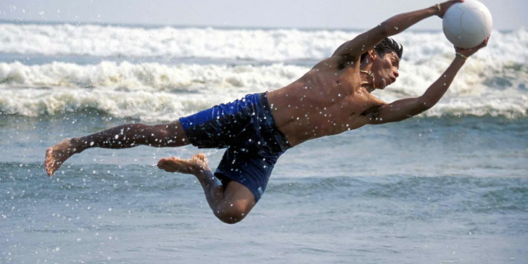 Jorge Campos entrena hijo en playas Acapulco