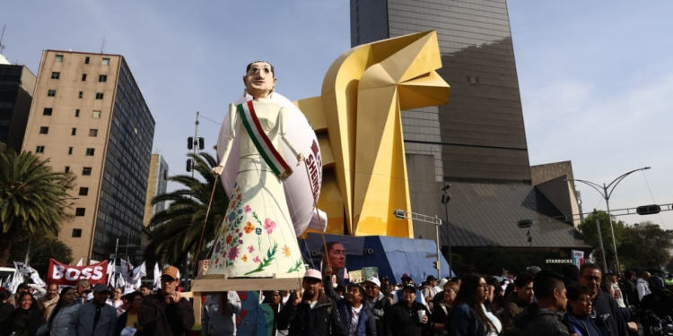 Marea Guinda Inunda las Calles de CDMX en Apoyo a Sheinbaum por Aniversario de la 4T
