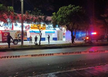 Asesinan a joven mujer en ataque armado frente a farmacia de Cancún