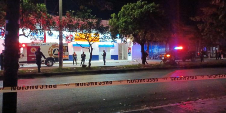 Asesinan a joven mujer en ataque armado frente a farmacia de Cancún