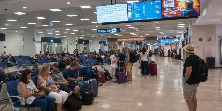 Nevadas en Estados Unidos provocan cancelaciones masivas de vuelos en Cancún