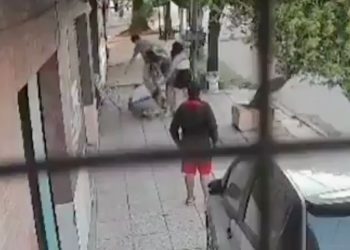 Abuelo ataca a una mujer con un palo de escoba y se viraliza