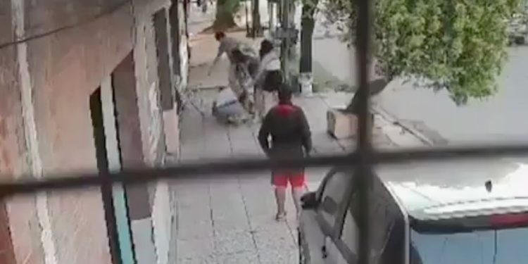 Abuelo ataca a una mujer con un palo de escoba y se viraliza