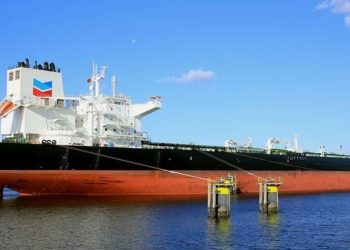 Chevron envia buques cisterna a Venezuela para reanudar exportaciones de petroleo a Estados Unidos