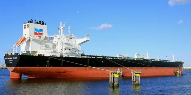Chevron envia buques cisterna a Venezuela para reanudar exportaciones de petroleo a Estados Unidos