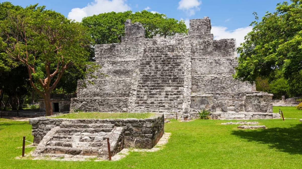 El Meco la zona arqueologica con vista al mar en Cancun 