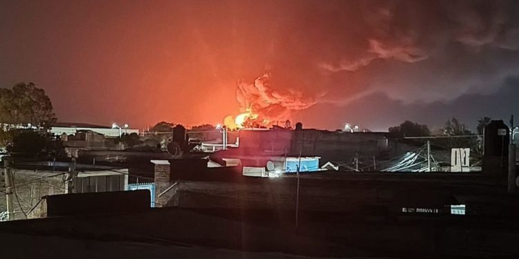 Explota presunto depósito clandestino de huachicol en Villagrán, Guanajuato