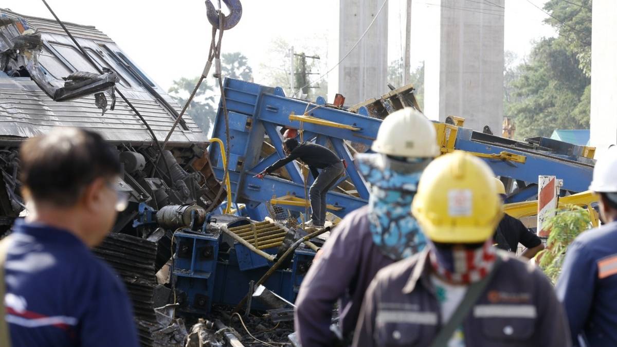 Investigan como grua cae sobre tren en Bangkok