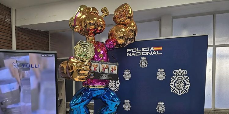 Localizan 40 kilos de metanfetamina dentro de una escultura de Popeye