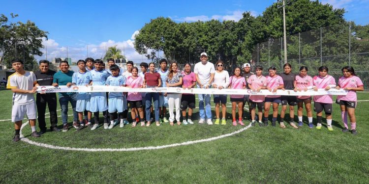 Ana Paty Peralta, y la Gobernadora, Mara Lezama, entregaron la cancha de pasto sintético “Los Tules”