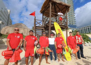 Ana Paty Peralta, constató la labor de vigilancia y auxilio que prestan 15 bomberos capacitados como guardavidas en Cancún